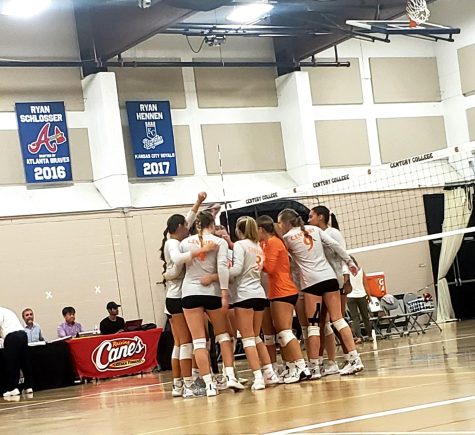 Cent. Women's Volleyball tem huddle