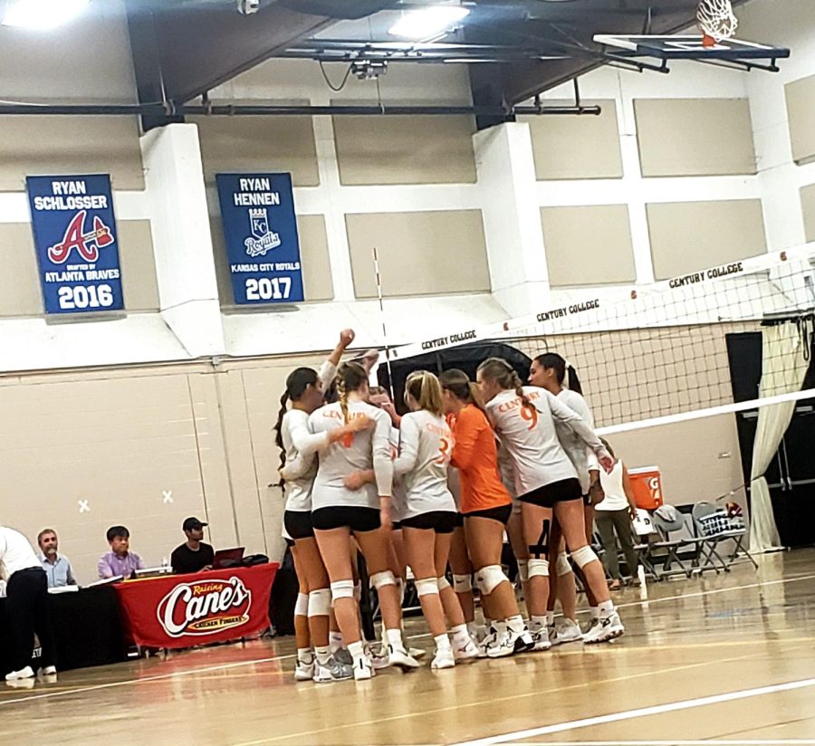 Cent. Womens Volleyball tem huddle